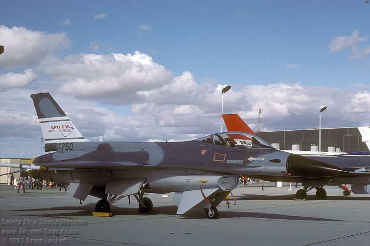 82598 YF-16A AFTI 75-0750 right front l.jpg