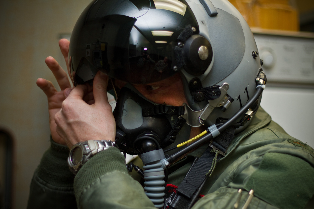 A U.S. Air Force F-16 Fighting Falcon pilot's helmet with the Helmet Mounted Integrated Targeting (HMIT) system 2.jpg
