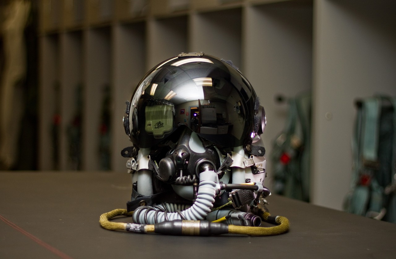 A U.S. Air Force F-16 Fighting Falcon pilot's helmet with the Helmet Mounted Integrated Targeting (HMIT) system.jpg
