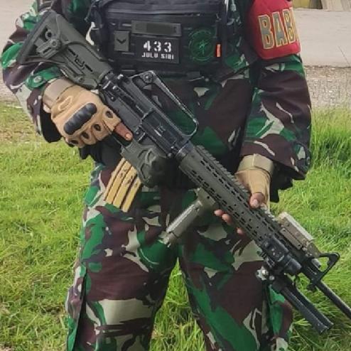 택티컬 M16A1을 갖춘 인도네시아 육군 군인