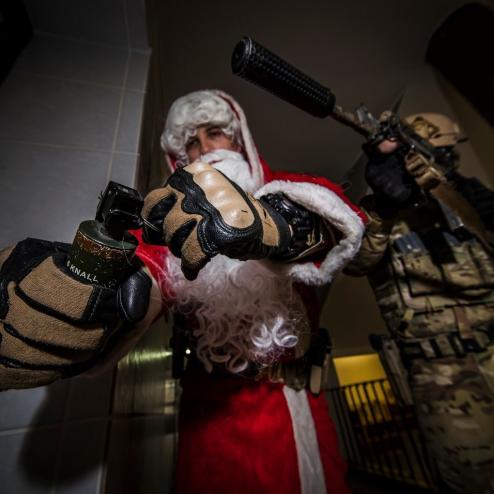 산타 할아버지를 돕는 헝가리 육군 특수부대