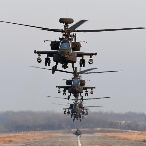 육군 AH-64E 아파치 헬기 2018년 마지막 편대 비행
