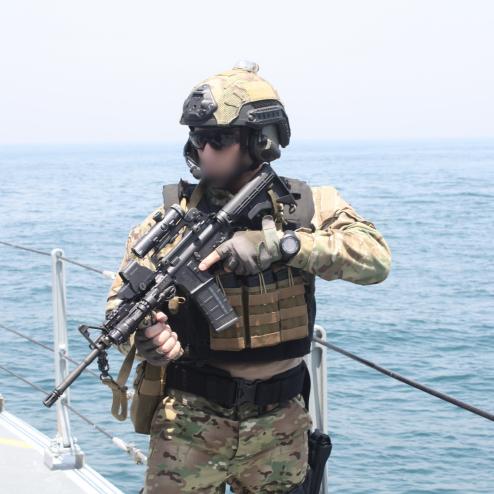 터키 해군 특수부대의 신, 구 장비의 특이한 조합