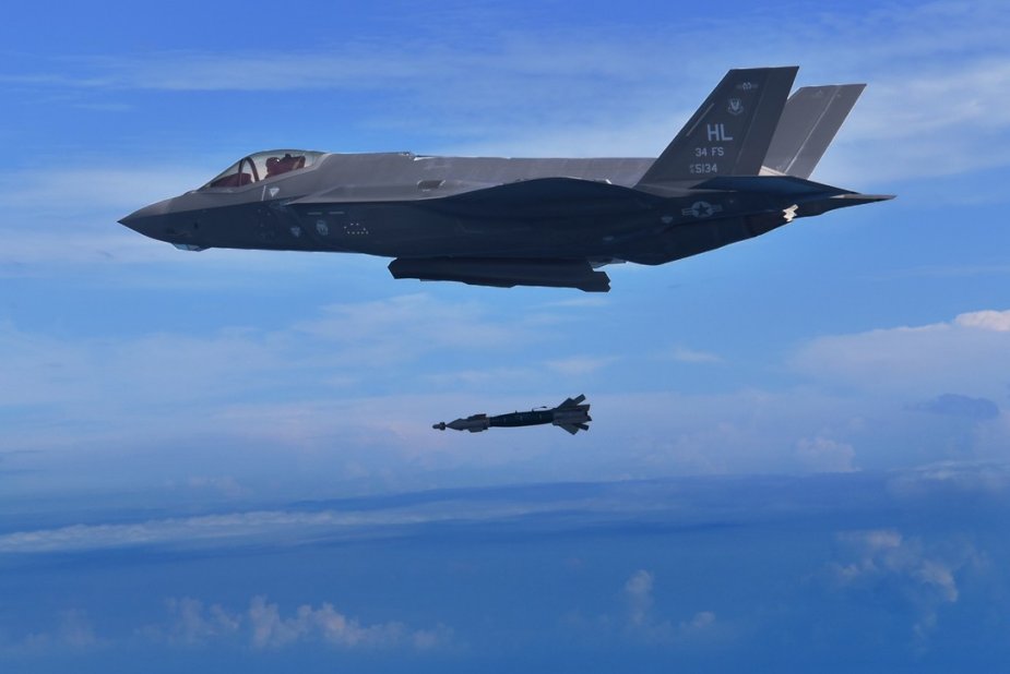 F-35A_drops_GBU-49_bomb_for_the_first_time_in_combat_training.jpg