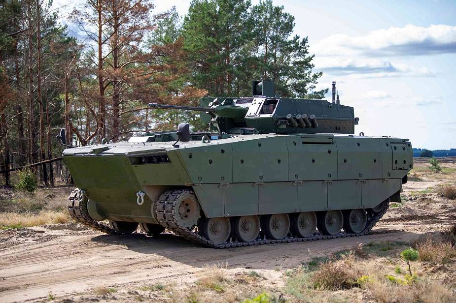 Poland_conducts_trial_and_firing_test_with_new_Borsuk_tracked_amphibious_IFV_925_001.jpg