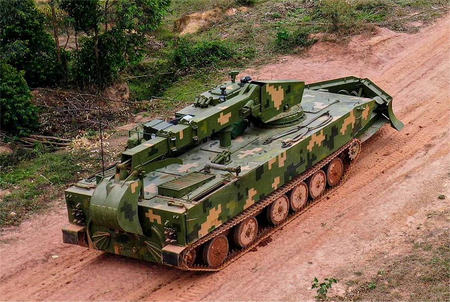 New_tracked_and_wheeled_engineer_vehicles_in_service_with_Chinese_Army_925_002.jpg