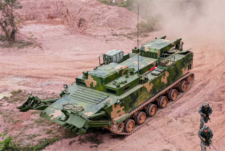 New_tracked_and_wheeled_engineer_vehicles_in_service_with_Chinese_Army_925_003.jpg