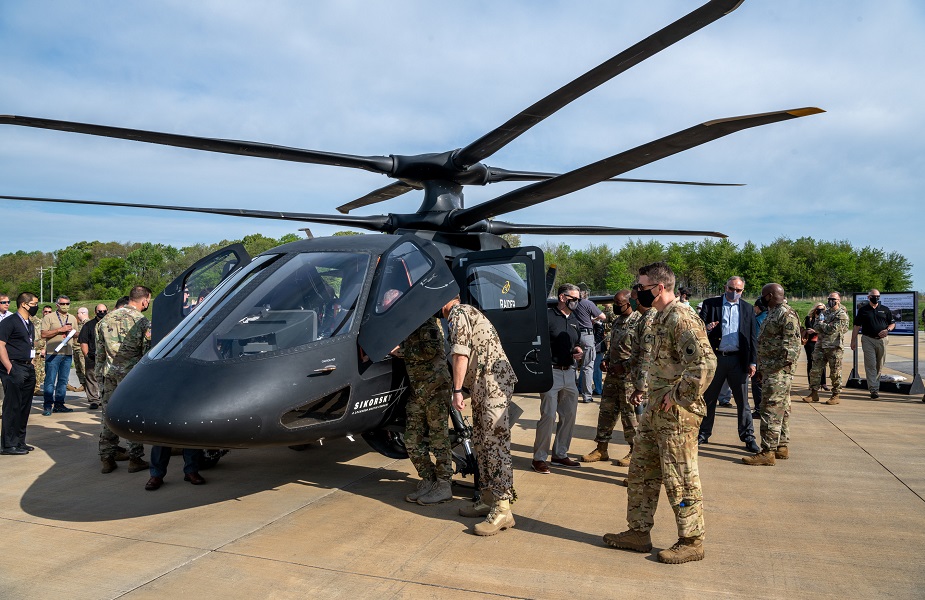 Sikorsky_S-97_Raider_helicopter_performs_first_flight_demos_for_US_Army_officials-03.jpg