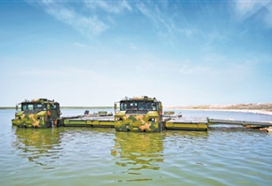 Chinese_army_engineers_train_with_new_amphibious_bridging_vehicle.png