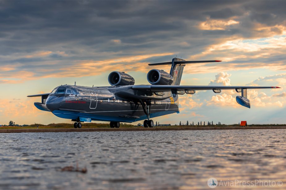 Russian_Navy_receives_its_first_Be-200ES_amphibious_aircraft_925_001.jpg