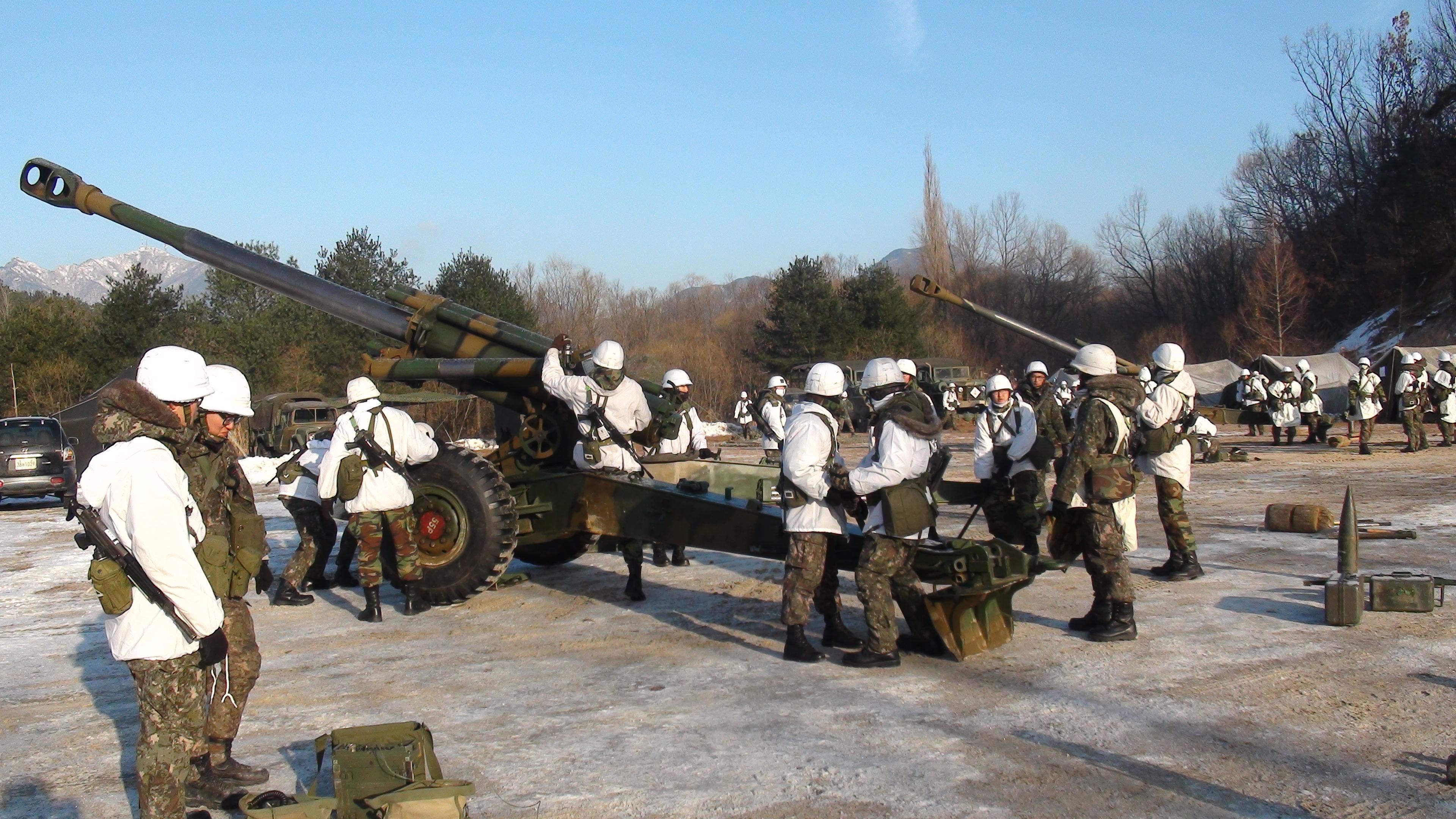 육군32사단 포병대대 장병들이 2013년 동계혹한기 훈련을 하고 있는 모습.JPG