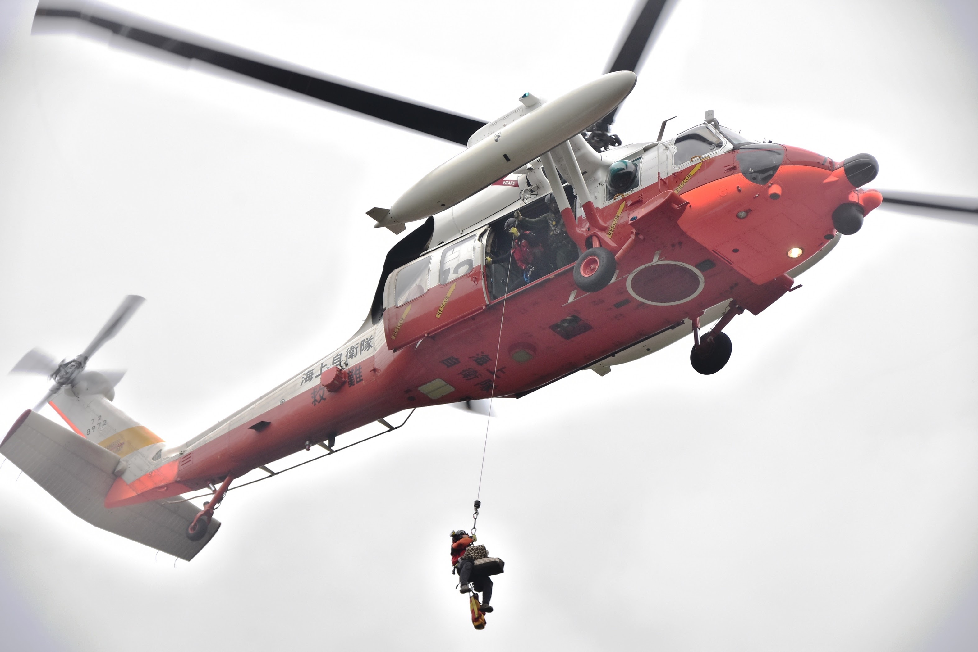 29.07.07海上自衛隊ヘリコプターのホイストによる孤立者の救出.JPG