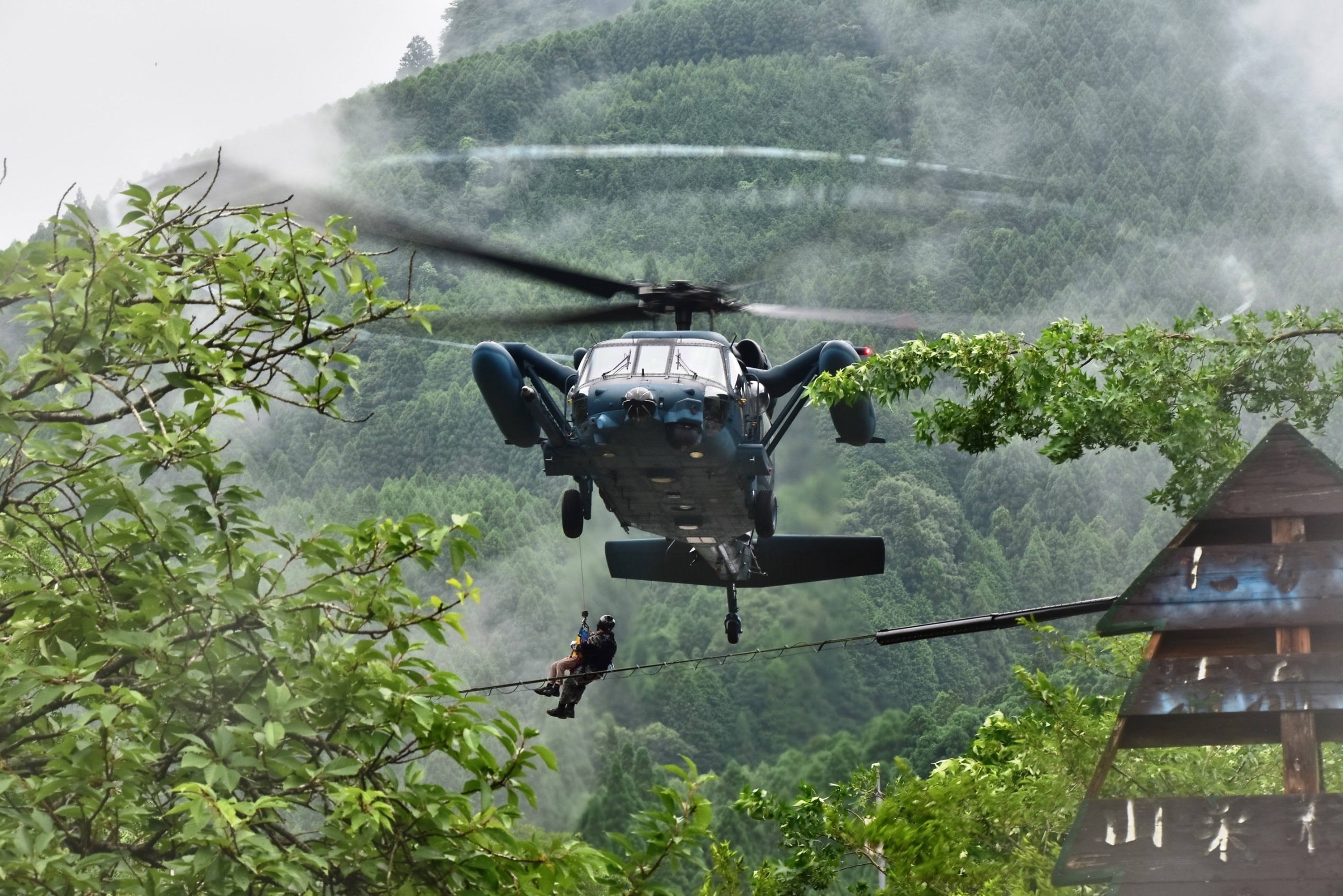 29.07.07航空自衛隊ヘリコプターのホイストによる孤立者の救出.JPG