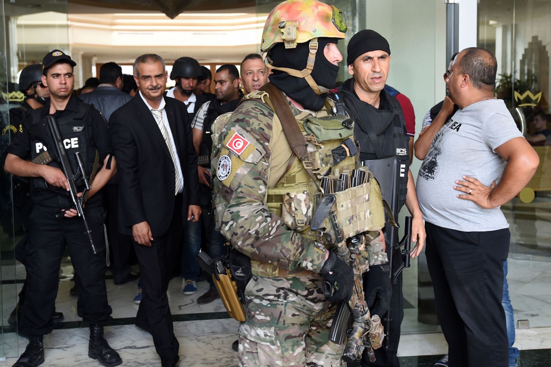 Tunisian-security-forces-stand-in-front-of-the-Imperial-hotel-in-the-resort-town-of-Sousse.jpg