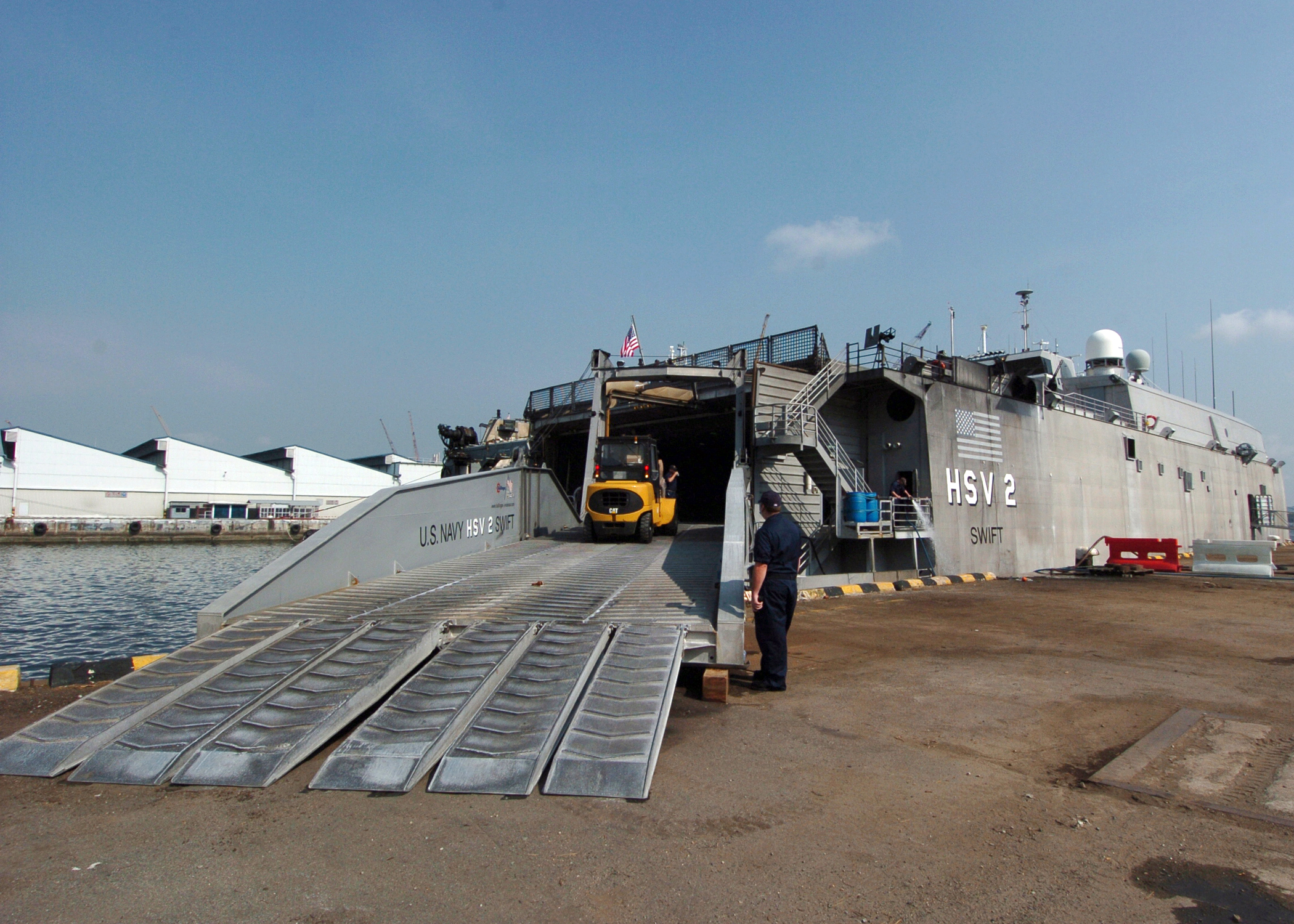 US_Navy_050130-N-8629M-095_A_forklift_offload_supplies_from_the_High_Speed_Vessel_Two_(HSV_2)_Swift_in_Singapore.jpg