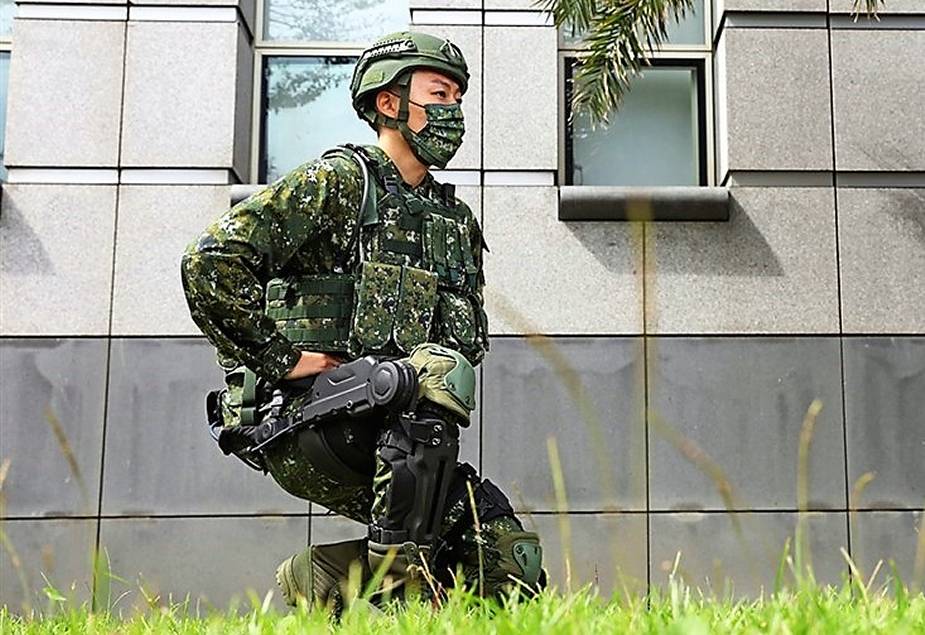 Taiwan_army_tests_exoskeletton.jpg