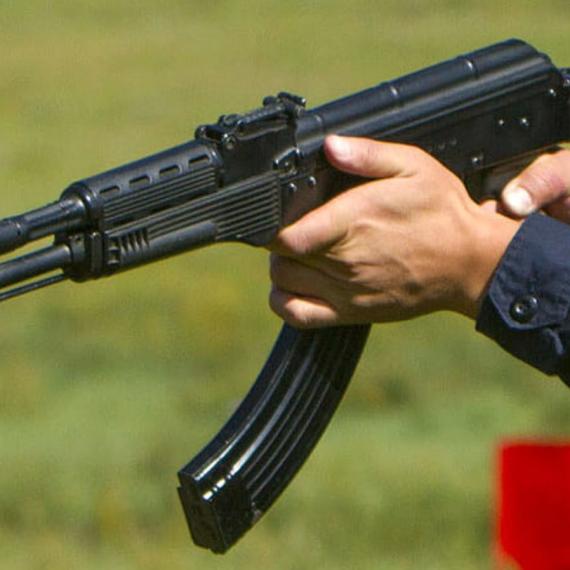 AK 소총에 대용량 탄알집을 장착한 몽골 경찰