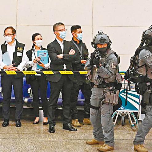 방탄 방패 보조 외골격 장비를 쓰는 홍콩 경찰 RRT