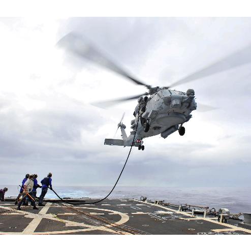 비행하면서 함선에서 연료를 보급받고 있는 MH-60R