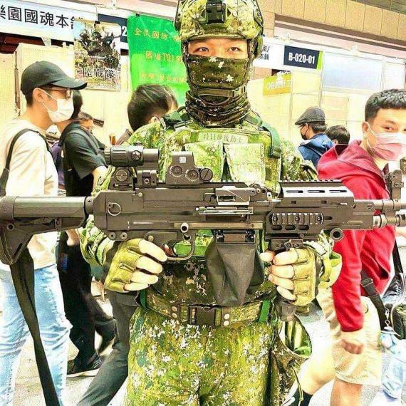 개량된 경기관총을 시연한 타이완 육군 특수부대