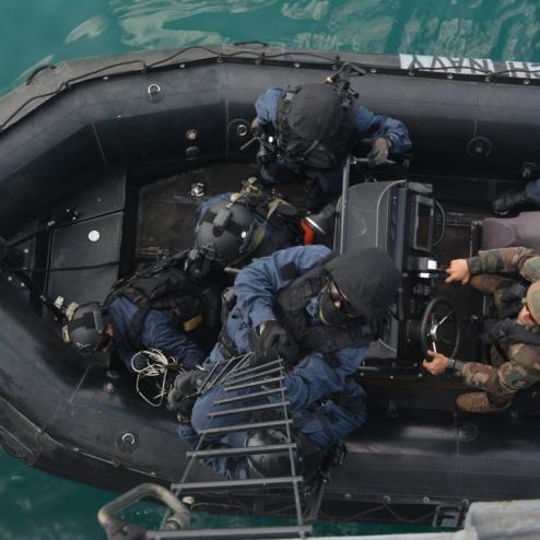 지부티에서 프랑스군과 연합훈련 중인 일본 해상자위대 SBU와 호위함 입입검사대