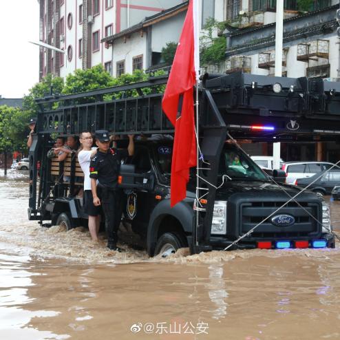 고립된 주민들을 구조하는 쓰촨 성 공안 SWAT 대 테러 차량