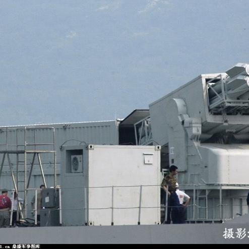 중국 해군, 해군 함정에서 300mm 로켓 테스트중