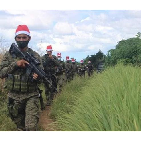 완전 무장한 필리핀 산타 군인 아저씨들
