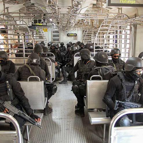 열차 타고 퇴근하는 인도의 대 테러 부대