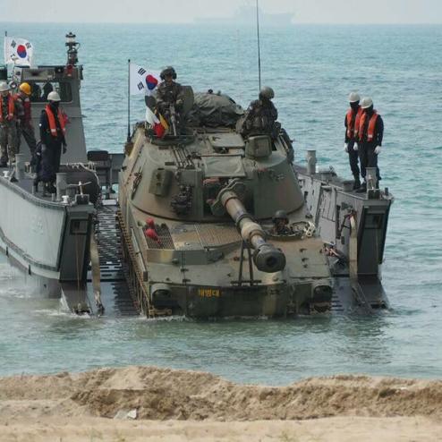 코브라골드 2018에 참가한 대한민국 해병대 K-55 자주포