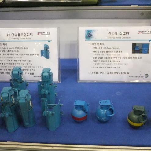 [DX Korea] 전력지원체계사업단 부스 - LED 연습용 조명지뢰 / 연습용 수류탄
