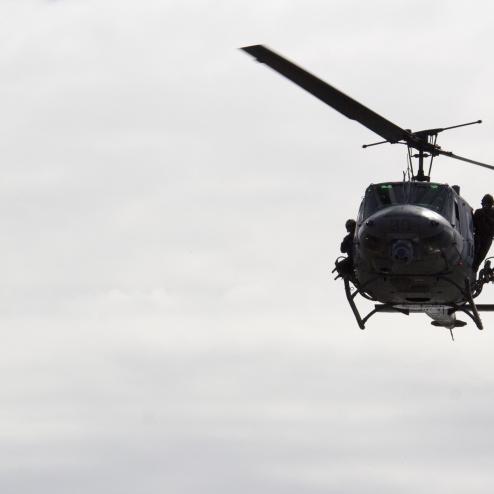마지막 임무를 마치고 퇴역하는 미 해병대 UH-1N Huey 헬기