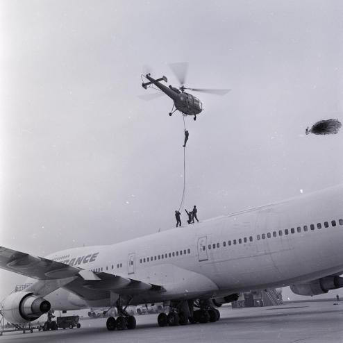 헬기 패스트 로프로 B-747에 진입하는 초창기 GIGN