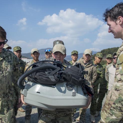 미 해군 EOD 장비 구경하는 UDT/SEAL 대원들