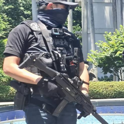 CZ P10C 권총,'Scorpion EVO 3' SMG를 쓰는 타이완 법무부 수사국 전술팀 요원