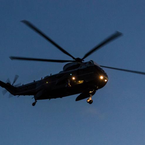 워싱턴 DC 새벽 하늘위로 날아가는 VH-3D 대통령 전용헬기