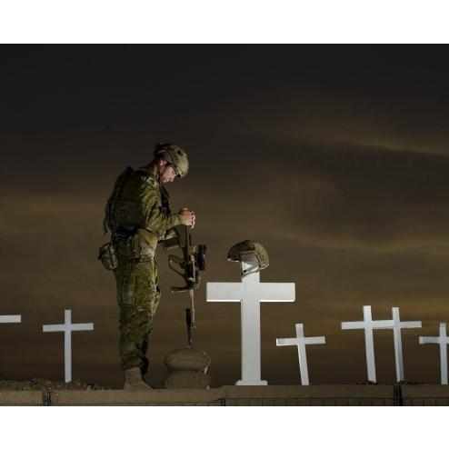 이라크 Taji 기지에서 Anzac day를 맞이하여 묵념하는 호주군 병사