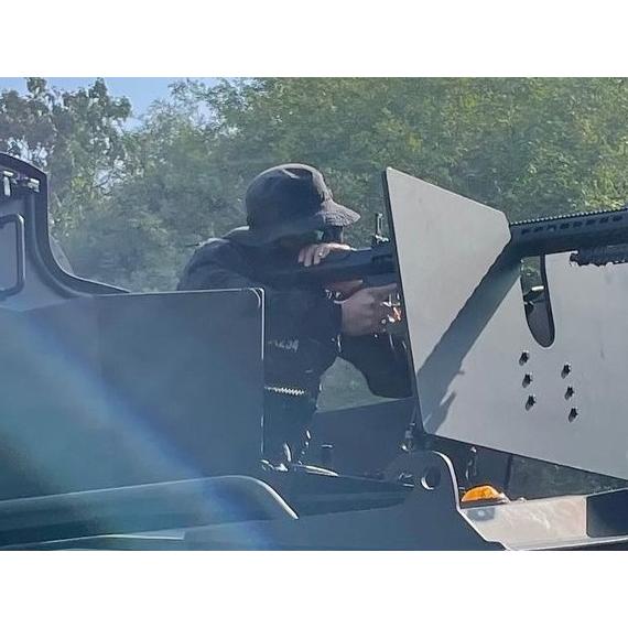 스코프 없이 M107A1을 조준하는 경찰 특공대 요원