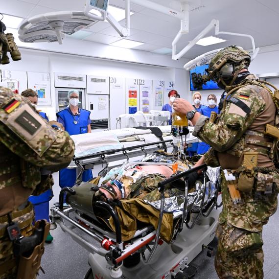 민간 병원과 응급 처치 훈련을 하는 독일 연방군 KSK