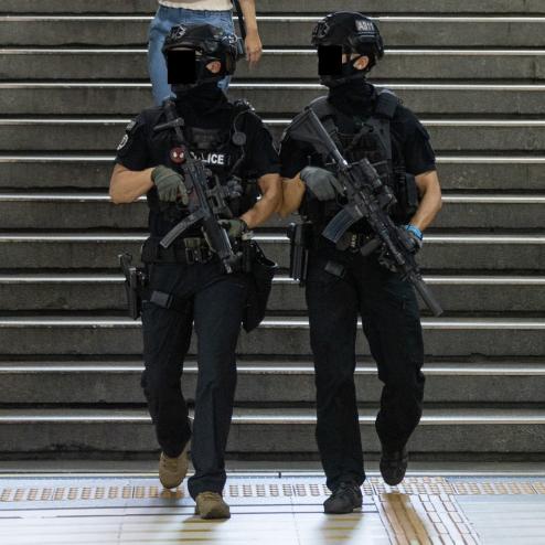 총기에 손잡이를 2개 장착한 서울 경찰 특공대 요원