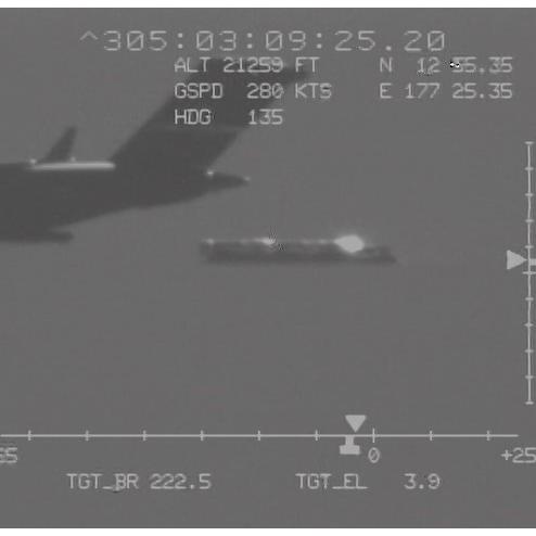 2015년 10월 태평양에서 실시된 미사일 방어 시험에서 C-17이 공중발사 표적을 투하하는 장면