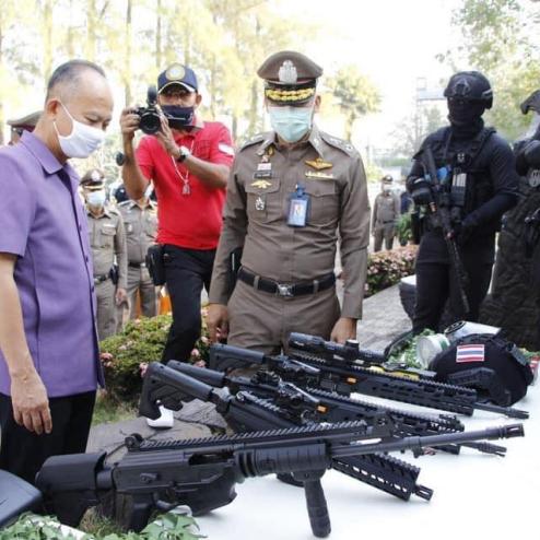 신형 총기를 보급 받은 태국 남부 촘폰 주 경찰