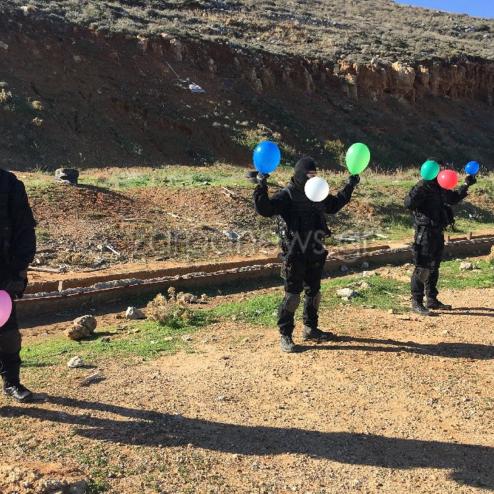 동료의 손과 입에 달린 풍선을 쏘는 그리스 경찰 특수부대(2021년)