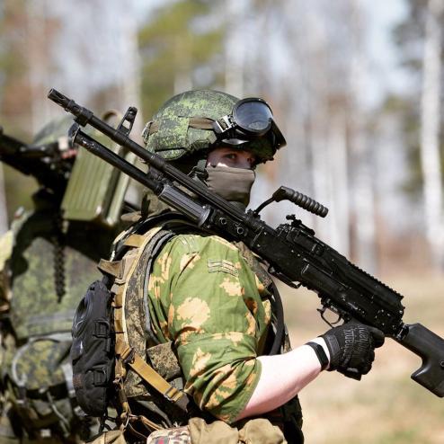 개량된 PKP 페채네그 기관총을 쓰는 러시아군