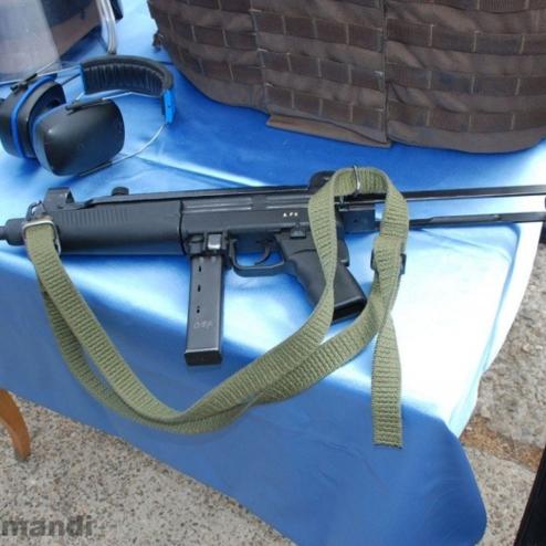 UZI와 MP5를 섞은 기관단총?!