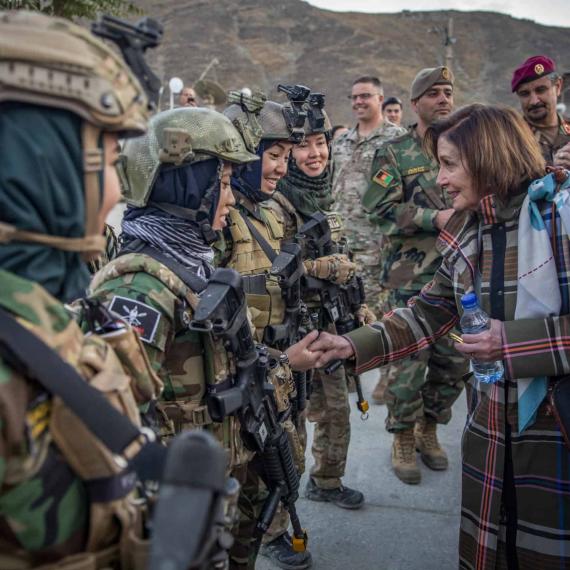 낸시 펠로시 하원 의장을 만난 아프간 코만도 여군