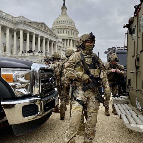 친트럼프 시위대의 의사당 점령 후 투입된 FBI SWAT 대원들