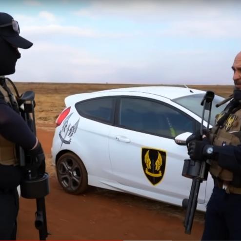 스트라이커 12 산탄총을 쓰는 남아공 사설 보안 업체 직원