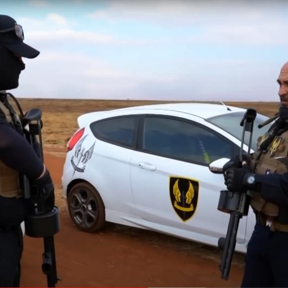 스트라이커 12 산탄총을 쓰는 남아공 사설 보안 업체 직원