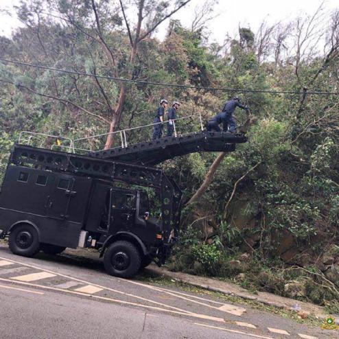 대테러 차량을 이용해 태풍 피해 복구를 하는 마카오 경찰 GOE(2018&2023년)